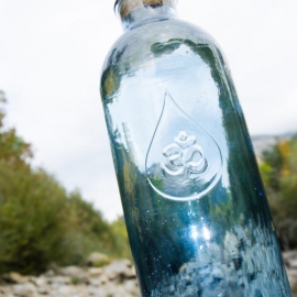 botella-de-vidrio-reciclado-1-23l-om-water-gratitude-7075-7075_3.jpg