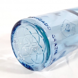 botella-de-vidrio-reciclado-1-23l-om-water-gratitude-7075_1.jpg
